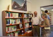 Kantor Leue mit Ingrid Scholz im neuen Reimann-Kabinett der Stadtbibliothek Hoyerswerda