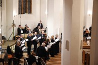 Konzert Johanneskirche am 17.11.2021. Aufstellung Chor und Teile des Orchesters im Seitenschiff.