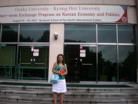 Kira vor ihrer Universität in Seoul