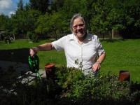 Barbara Kegel bei der Pflege des Gartens