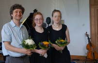 FP Kram mit Alma-Elisabeth und Marie-Alice Stoye zum Konzert moderner Musik im Jahr 2017 beim Hoyerswerdaer Kunstverein. 