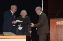 Helen und Martin Schmidt erhalten die Ehrenurkunde der Stadt Hoyerswerda