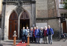 Freundeskreis Hoyerswerda-Rotterdam vor der Broederenkerk in Deventer. An der Kirche befindet sich ein Gedenktafel für Geert Groote. 