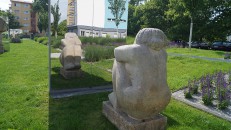 Skulpturenpark Einsteinstraße in Hoyerswerda. Die Werke des ersten Bildhauer Symposiums (1975) unter der Schirmherrschaft von Jürgen von Woyski sind hier jeweils vor einem Spiegel aufgestellt. Im Vordergrund "Den Regen erwartend" von Joszef Sereg aus Ungarn.  